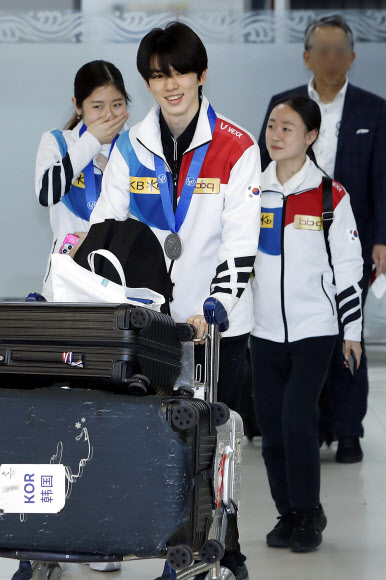 피겨스케이팅 이해인(왼쪽), 차준환(가운데), 김채연이 27일 오후 2023 국제빙상경기연맹(ISU) 피겨스케이팅 세계선수권대회를 마치고 김포국제공항을 통해 귀국하고 있다. 2023.3.27. 공동취재