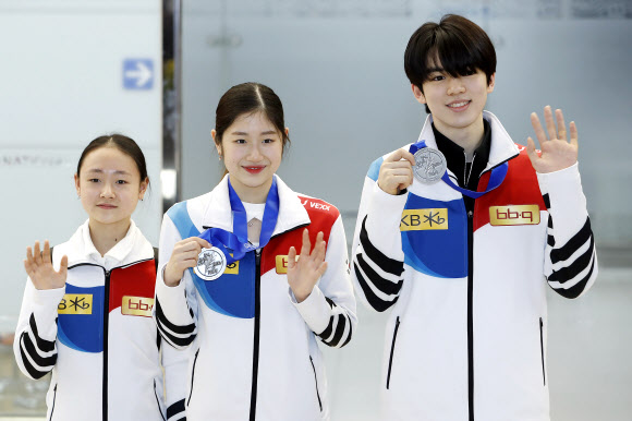 2023 국제빙상경기연맹(ISU) 피겨스케이팅 세계선수권대회에서 나란히 은메달을 획득한 이해인·차준환이 27일 오후 김포국제공항을 통해 귀국하며 메달을 들어보이고 있다.  왼쪽부터 김채연, 이해인, 차준환. 2023.3.27. 공동취재