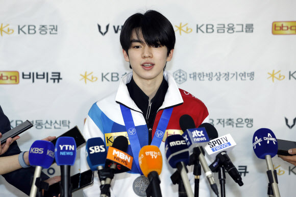 2023 국제빙상경기연맹(ISU) 피겨스케이팅 세계선수권대회에서 은메달을 획득한 차준환이 27일 오후 김포국제공항을 통해 귀국해 인터뷰하고 있다.  차준환은 지난 25일 일본 사이타마 슈퍼 아레나에서 열린 2023 세계선수권 남자 싱글에서 총점 296.03점으로 최종 2위에 오르며 한국 남자 싱글선수 최초로 세계선수권에서 메달을 획득했다. 2023.3.27. 공동취재