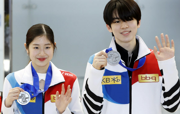 2023 국제빙상경기연맹(ISU) 피겨스케이팅 세계선수권대회에서 나란히 은메달을 획득한 이해인·차준환이 27일 오후 김포국제공항을 통해 귀국하며 메달을 들어보이고 있다. 2023.3.27. 공동취재