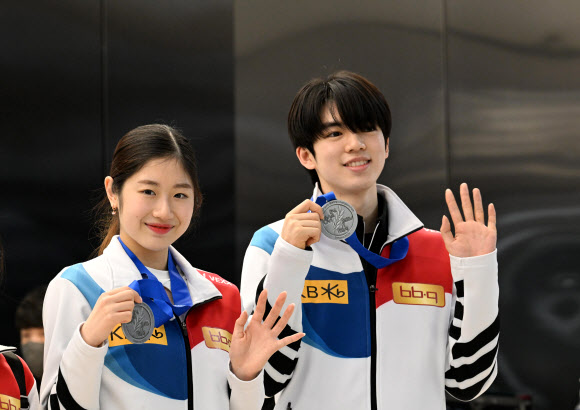 2023 국제빙상경기연맹(ISU) 피겨스케이팅 세계선수권대회에서 나란히 은메달을 획득한 이해인·차준환이 27일 오후 김포국제공항을 통해 귀국하며 메달을 들어보이고 있다. 2023.3.27. 공동취재