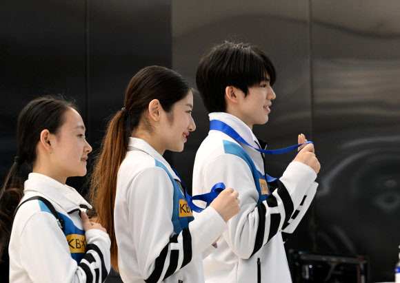 피겨스케이팅 차준환(오른쪽), 이해인(가운데), 김채연이 27일 오후 2023 국제빙상경기연맹(ISU) 피겨스케이팅 세계선수권대회를 마치고 김포국제공항을 통해 귀국하고 있다. 2023.3.27 연합뉴스