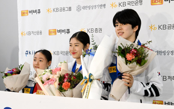 피겨스케이팅 차준환(오른쪽), 이해인(가운데), 김채연이 27일 오후 2023 국제빙상경기연맹(ISU) 피겨스케이팅 세계선수권대회를 마치고 김포국제공항을 통해 귀국해 꽃다발을 들고 있다. 2023.3.27. 공동취재