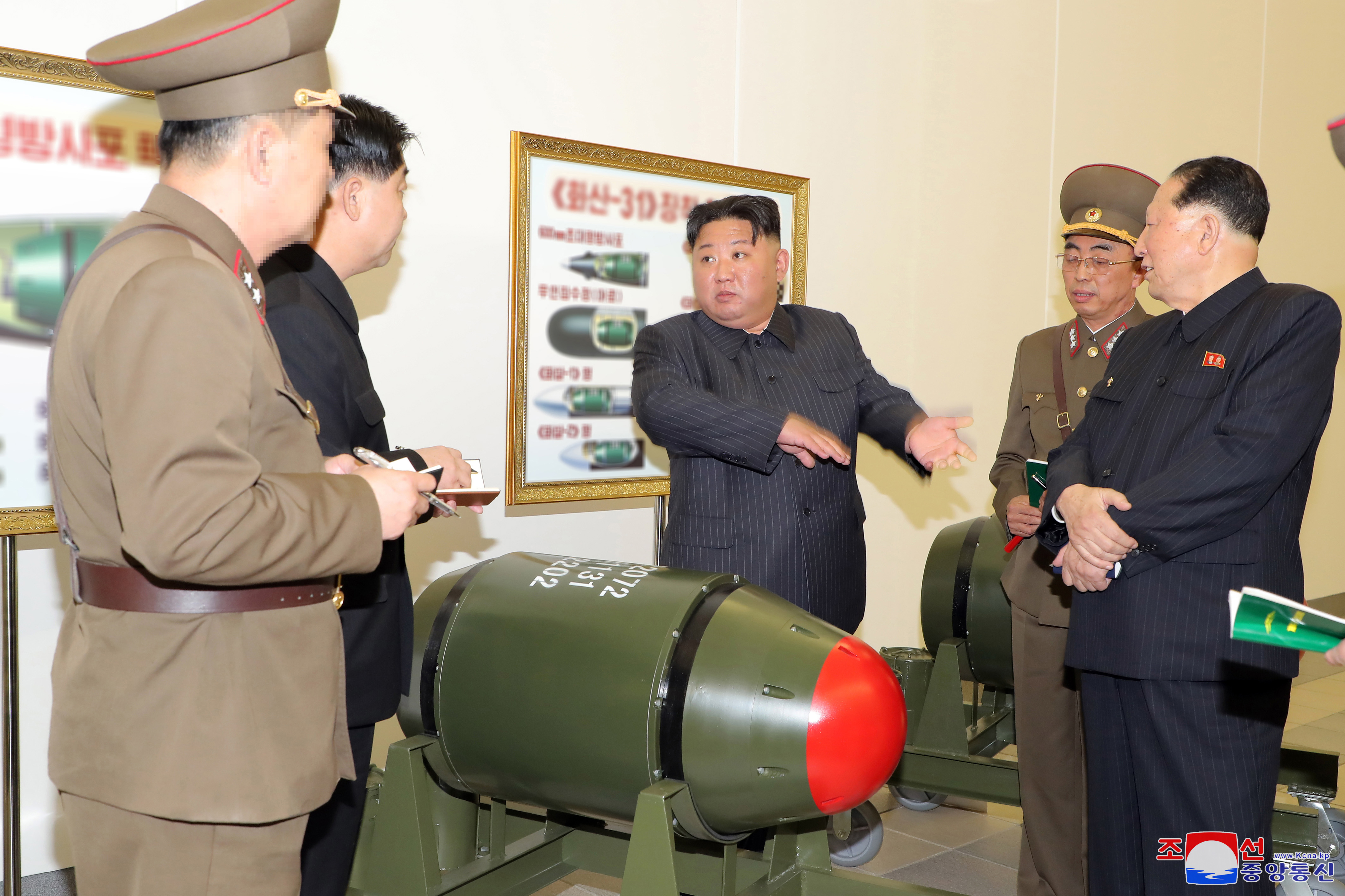 김정은, 핵무기병기화사업 지도…“무기급 핵물질 생산확대”
