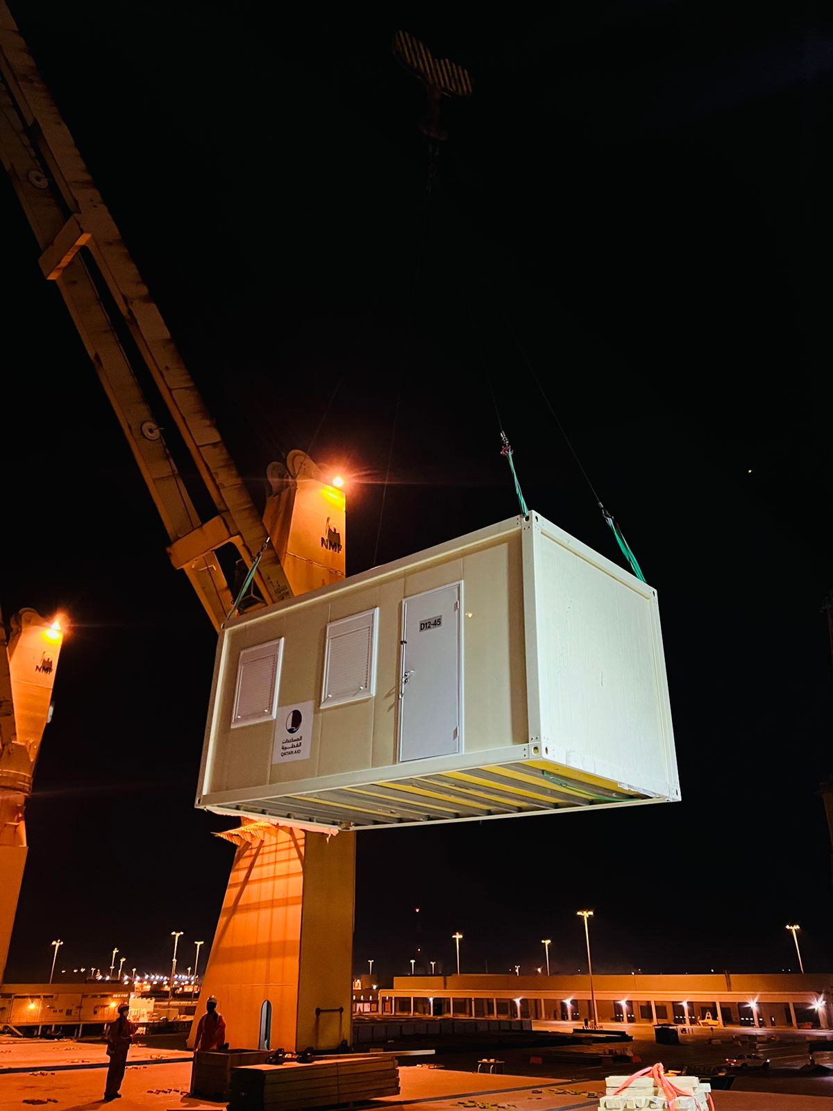 작년 카타르월드컵 숙박시설로 사용했던 임시주택 컨테이너586개를 ‘HMM 울산호’에 선적하고 있다. 울산호는 27일 카타르 하마드항에서 출항, 다음달 10일 튀르키예 이스켄데룬에 도착할 예정이다. HMM 제공