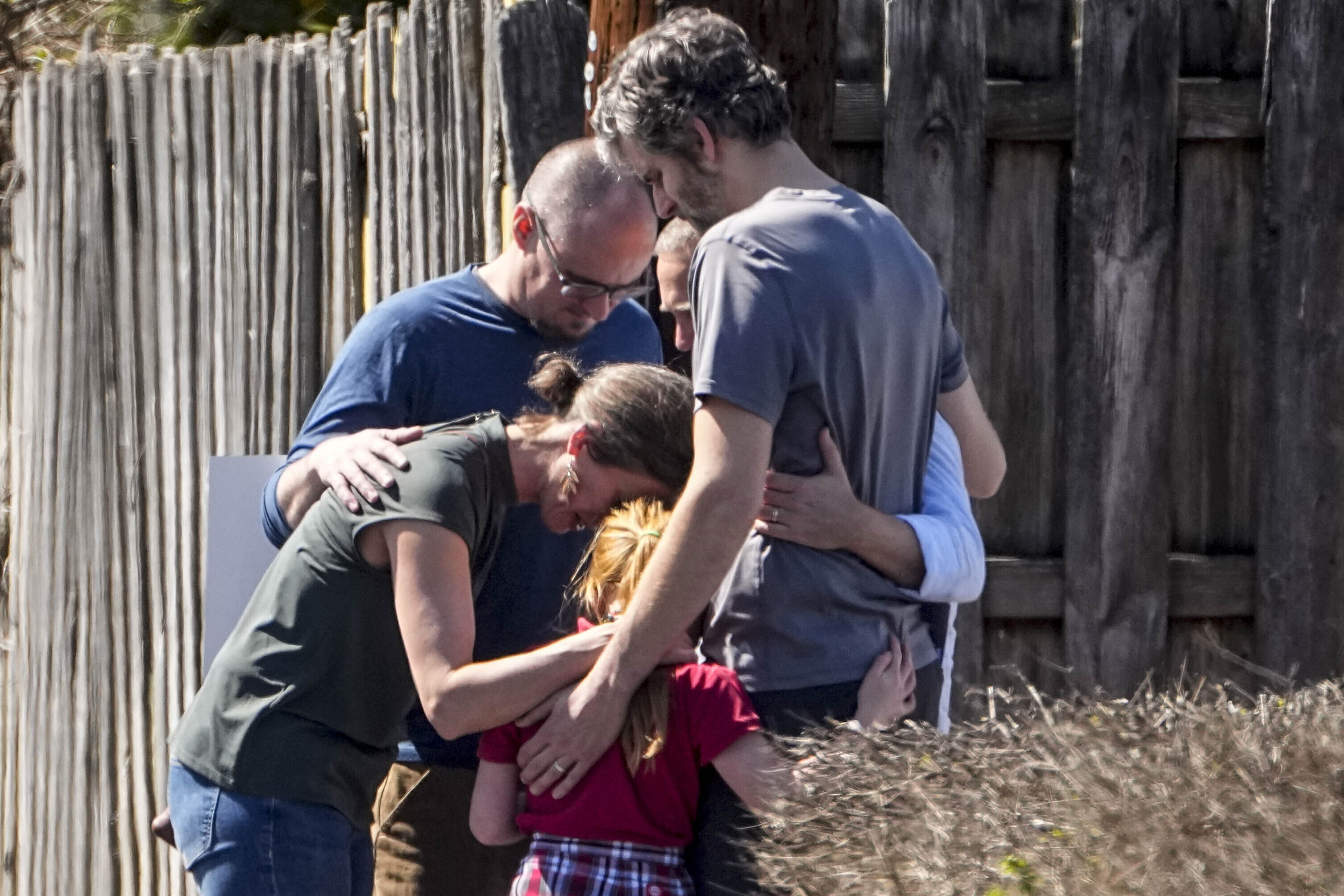 미국 테네시 초등학교에서 총격 사건이 발생한 후 한 가족이 기도를 하고 있다. AP연합뉴스