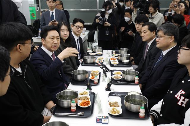 김기현 국민의힘 대표가 28일 오전 서울 동대문구 경희대 푸른솔문화관 학생식당에서 대학생들과 함께 ‘천원의 아침밥’을 먹고 있다. 2023.3.28 뉴스1