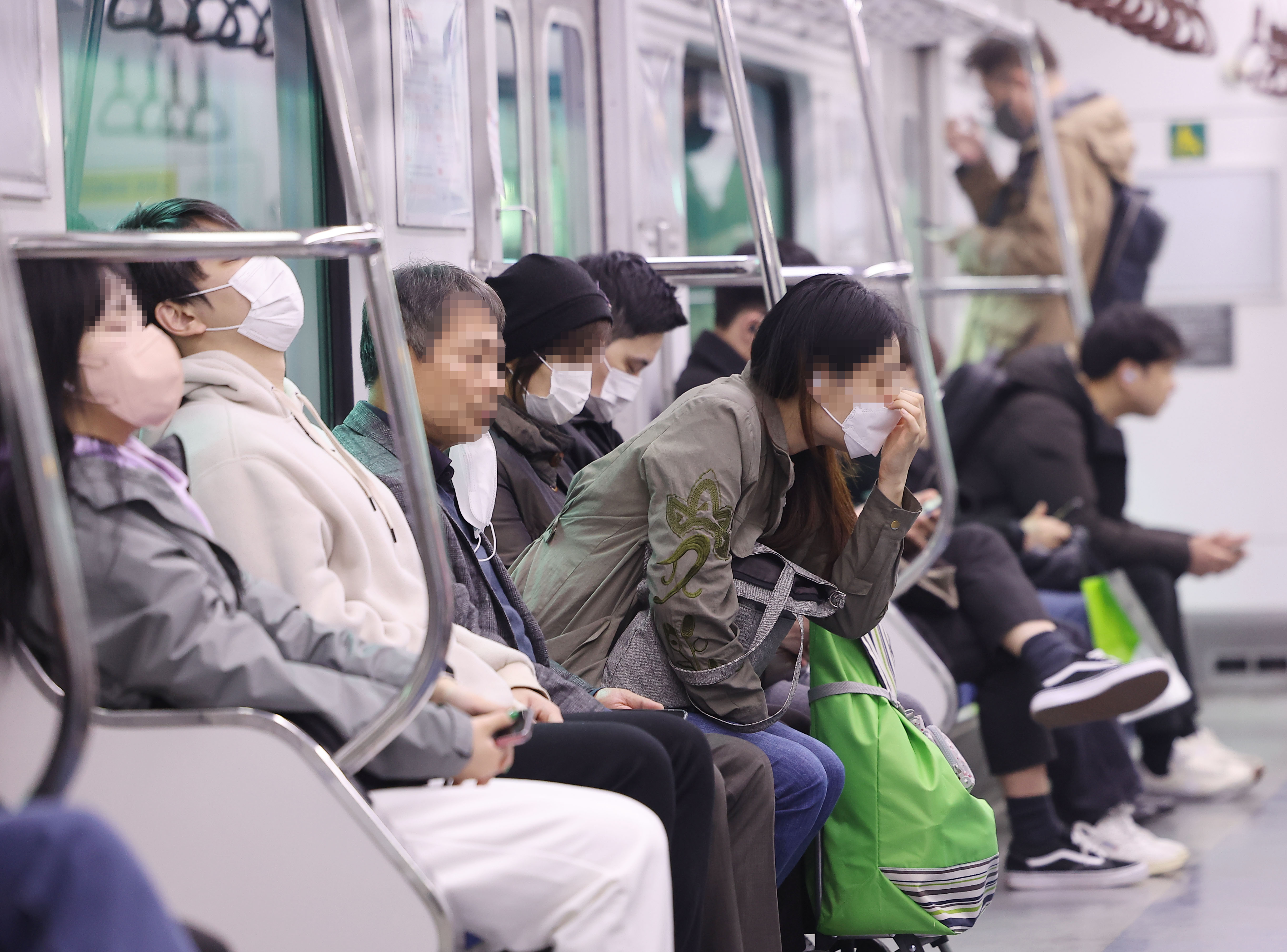 서울 신도림역을 지나는 지하철에 시민들이 앉아 있다. 연합뉴스