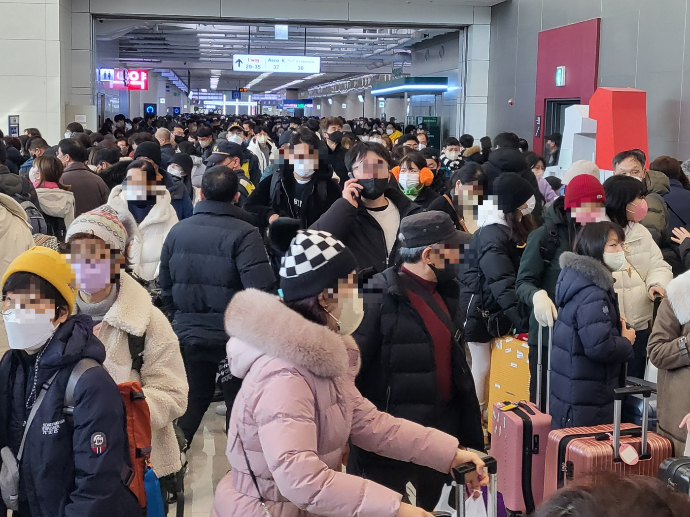 지난 1월 설연휴때 폭설로 인해 항공사들의 결항사태가 속출하자 4만여명의 승객들이 항공권을 구하지 못해 발을 동동 굴렀다. 제주 강동삼 기자