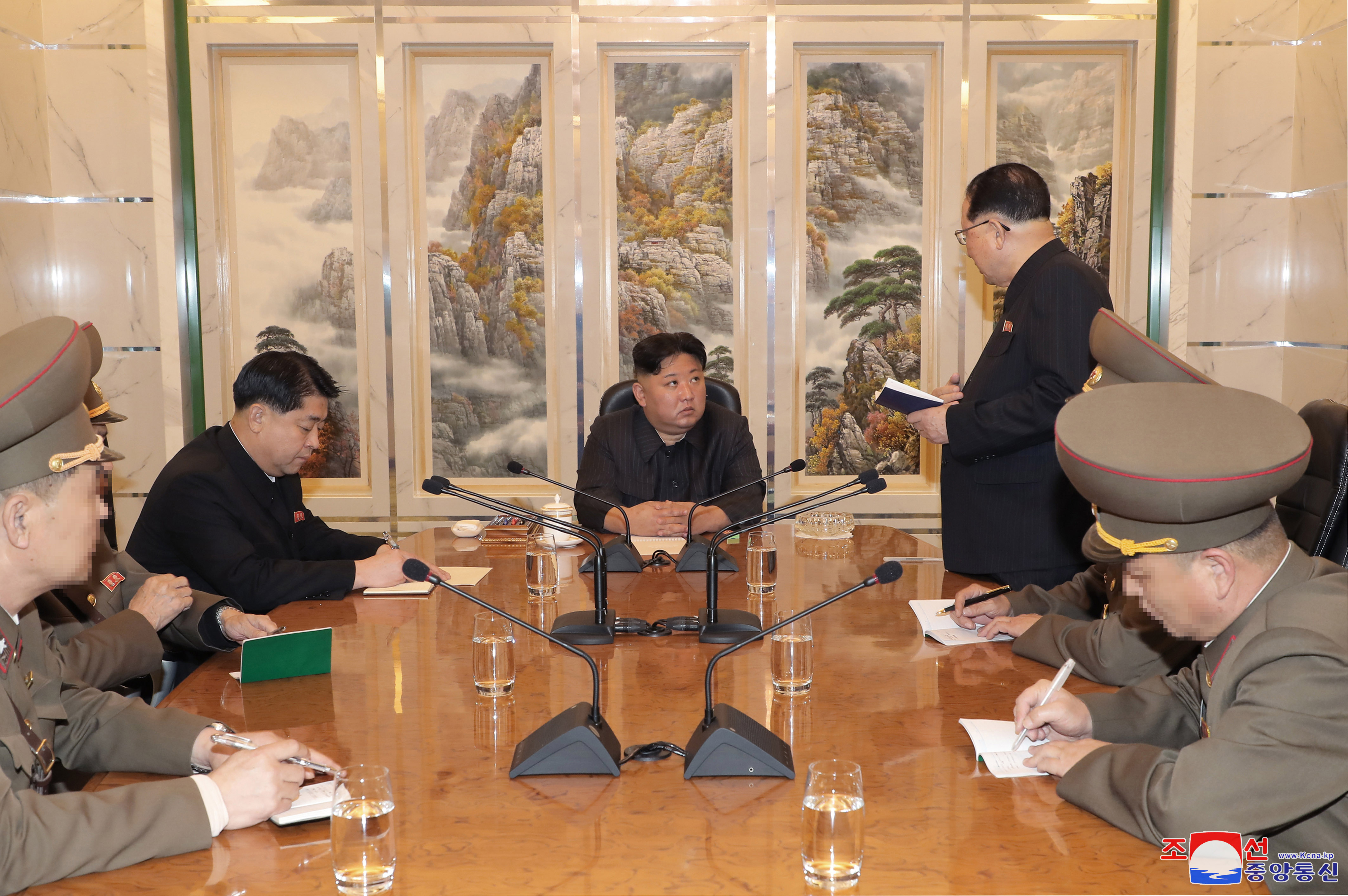 김정은 북한 국무위원장이 지난 27일 핵무기병기화사업을 지도하고 핵반격작전계획과 명령서를 검토했다고 조선중앙통신이 28일 보도했다.  조선중앙통신 연합뉴스