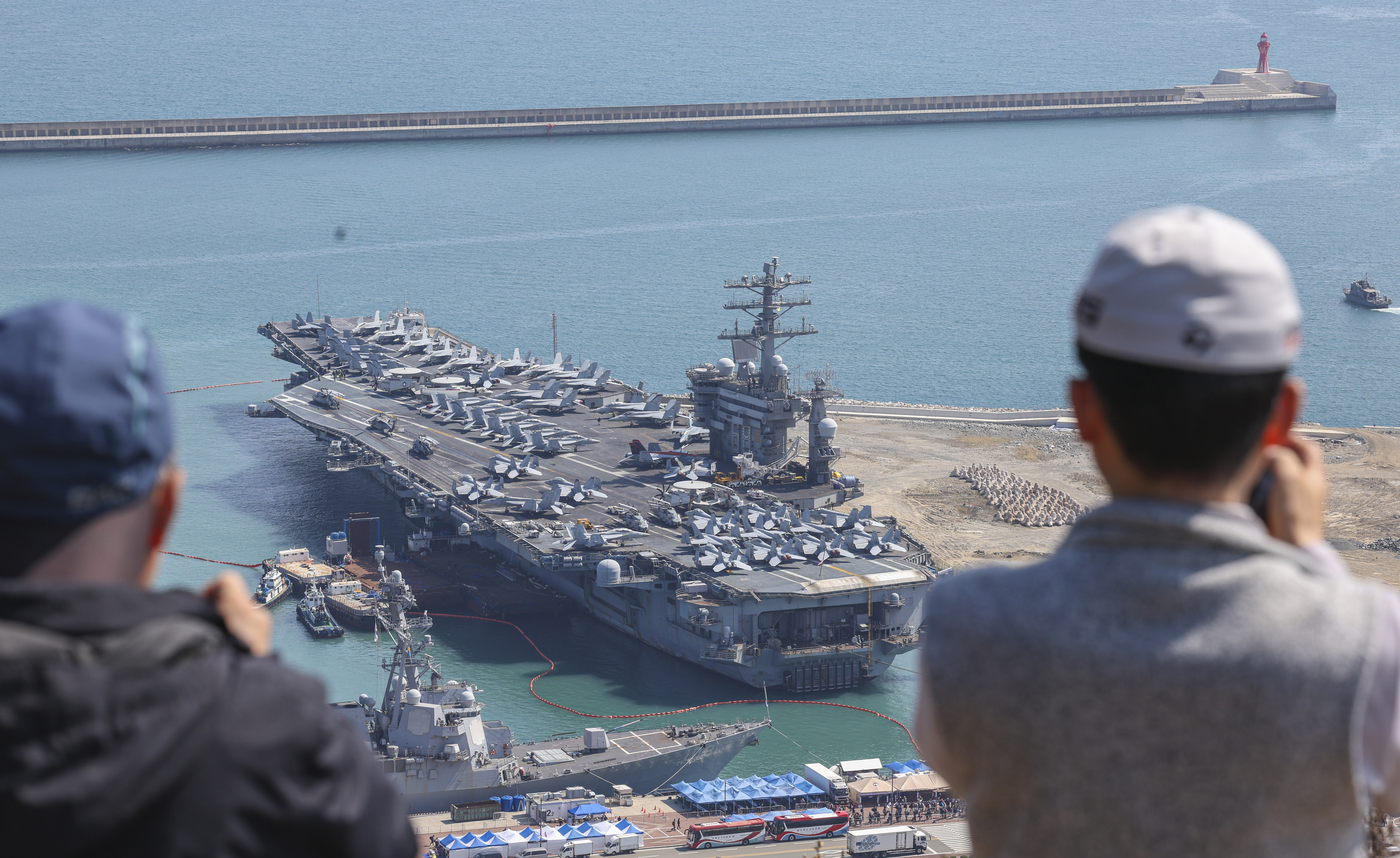 한미 해군 연합 해상훈련에 참가한 미 해군 핵추진 항공모함 ‘니미츠’(CVN68·10만t급)가 28일 부산 남구 해군작전사령부 부산작전기지에 입항하고 있다. ‘떠다니는 군사기지’로 불리는 니미츠 항공모함을 비롯한 미 해군 11항모강습단은 전날 우리 해군과 함께 제주 남방 공해상에서 연합작전 수행 능력과 상호 운용성 강화를 위한 해상훈련을 실시했다. 사진공동취재단