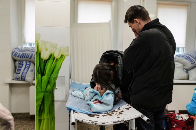 지난 4일(현지시간) 우크라이나 마리우폴의 한 병원에서 러시아군의 폭격에 다쳐 실려왔다가 끝내 숨진 생후 18개월 아기 앞에서 엄마 마리나 야츠코와 남자친구 페드로가 눈물을 흘리며 슬퍼하고 있다. 2022.3.6 AP 연합뉴스