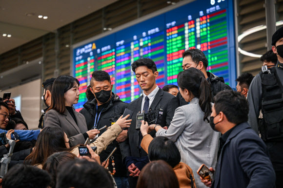 전두환 전 대통령 일가에 대한 폭로성 발언을 해온 손자 전우원 씨가 28일 오전 인천국제공항으로 입국, 마약 투약 혐의로 체포돼 서울경찰청 마약범죄수사대로 압송되기 전 취재진의 질문을 듣고 있다. 2023.3.28. 공동취재