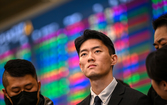 전두환 전 대통령의 손자 전우원(27)씨가 28일 인천국제공항 제2터미널 입국장에서 서울경찰청 마약범죄수사대로 연행되기 전 취재진 질문을 듣고 있다. 2023.3.28. 공동취재