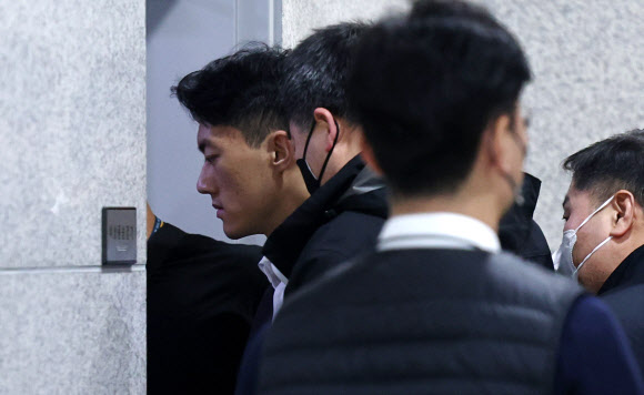 전두환 전 대통령 일가에 대한 폭로성 발언을 해온 손자 전우원 씨가 28일 오전 서울경찰청 마약범죄수사대 조사실로 향하고 있다. 2023.3.28 연합뉴스