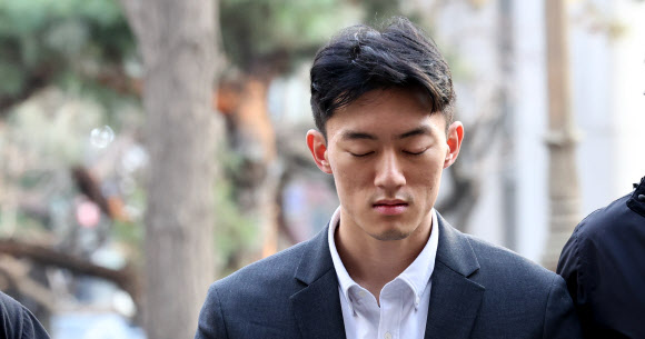 전두환 전 대통령 일가에 대한 폭로성 발언을 해온 손자 전우원 씨가 28일 오전 서울경찰청 마약범죄수사대로 들어서고 있다. 2023.3.28 연합뉴스