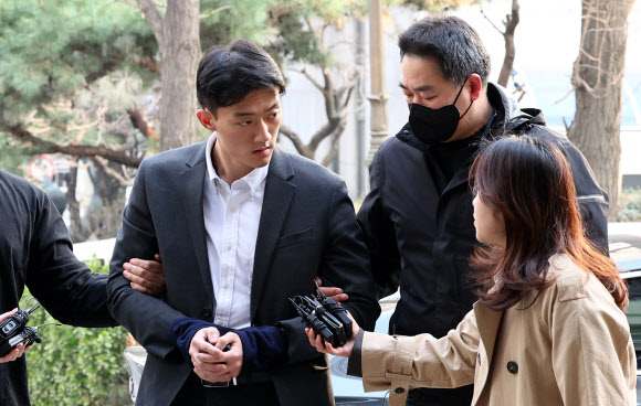 전두환 전 대통령 일가에 대한 폭로성 발언을 해온 손자 전우원 씨가 28일 오전 서울경찰청 마약범죄수사대로 들어서며 취재진 질문에 답하고 있다. 2023.3.28 연합뉴스