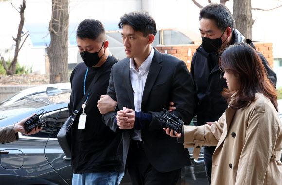 전두환 전 대통령 일가에 대한 폭로성 발언을 해온 손자 전우원 씨가 28일 오전 서울경찰청 마약범죄수사대로 들어서고 있다. 2023.3.28 연합뉴스