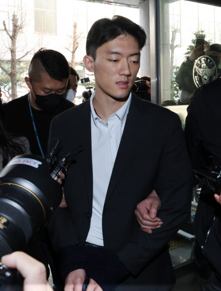 전두환 전 대통령 일가에 대한 폭로성 발언을 해온 손자 전우원 씨가 28일 오전 서울경찰청 마약범죄수사대로 들어서며 취재진 질문에 답하고 있다. 2023.3.28 연합뉴스