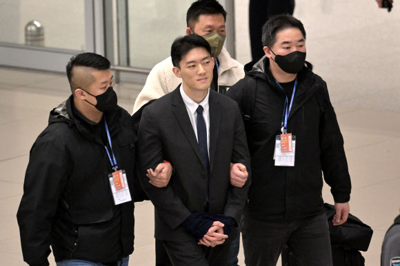 전두환 전 대통령 일가에 대한 폭로성 발언을 해온 손자 전우원 씨가 28일 오전 인천국제공항으로 입국,  마약 투약 혐의로 체포돼 서울경찰청 마약범죄수사대로 압송되고 있다. 2023.3.28. 공동취재