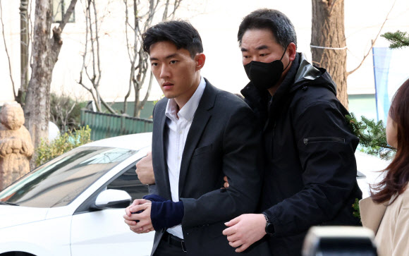 전두환 전 대통령 일가에 대한 폭로성 발언을 해온 손자 전우원 씨가 28일 오전 서울경찰청 마약범죄수사대로 들어서고 있다. 2023.3.28 연합뉴스