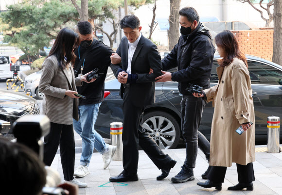 전두환 전 대통령 일가에 대한 폭로성 발언을 해온 손자 전우원 씨가 28일 오전 서울경찰청 마약범죄수사대로 들어서고 있다. 2023.3.28 연합뉴스