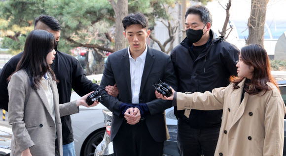 전두환 전 대통령 일가에 대한 폭로성 발언을 해온 손자 전우원 씨가 28일 오전 서울경찰청 마약범죄수사대로 들어서며 취재진 질문에 답하고 있다. 2023.3.28 연합뉴스
