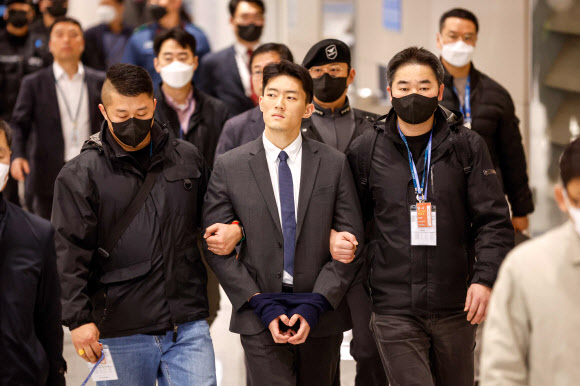 전두환 전 대통령 일가에 대한 폭로성 발언을 해온 손자 전우원 씨가 28일 오전 인천국제공항으로 입국, 마약 투약 혐의로 체포된 뒤 서울경찰청 마약범죄수사대로 압송되고 있다. 2023.3.28. 공동취재