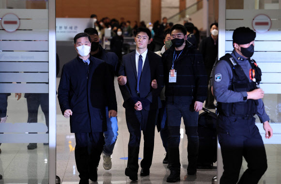 전두환 전 대통령 일가에 대한 폭로성 발언을 해온 손자 전우원 씨가 28일 오전 인천국제공항으로 입국, 마약 투약 혐의로 체포된 뒤 서울경찰청 마약범죄수사대로 압송되고 있다. 2023.3.28. 공동취재