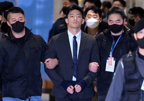 전두환 전 대통령 일가에 대한 폭로성 발언을 해온 손자 전우원 씨가 28일 오전 인천국제공항으로 입국, 마약 투약 혐의로 체포된 뒤 서울경찰청 마약범죄수사대로 압송되고 있다. 2023.3.28. 공동취재