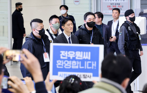 전직 대통령 전두환 씨의 손자 전우원 씨가 28일 오전 인천국제공항을 통해 귀국한 뒤 경찰에 체포돼 서울경찰청 마약범죄수사대로 압송되고 있다. 2023.03.28. 공동취재사진