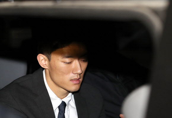 전두환 전 대통령 일가에 대한 폭로성 발언을 해온 손자 전우원 씨가 28일 오전 인천국제공항으로 입국, 마약 투약 혐의로 체포된 뒤 서울경찰청 마약범죄수사대로 압송되고 있다. 2023.3.28. 공동취재
