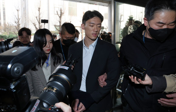 전두환 전 대통령 일가에 대한 폭로성 발언을 해온 손자 전우원 씨가 28일 오전 서울경찰청 마약범죄수사대로 들어서며 취재진 질문에 답하고 있다. 2023.3.28 연합뉴스