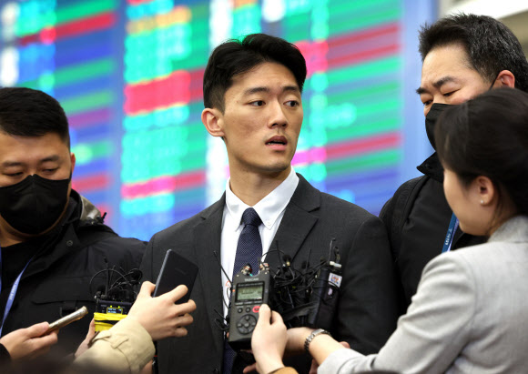전두환 전 대통령 일가에 대한 폭로성 발언을 해온 손자 전우원 씨가 28일 오전 인천국제공항에서 서울경찰청 마약범죄수사대에 마약 투약 혐의로 체포된 뒤 출국장을 나서며 취재진의 질문에 답하고 있다. 2023.3.28 연합뉴스