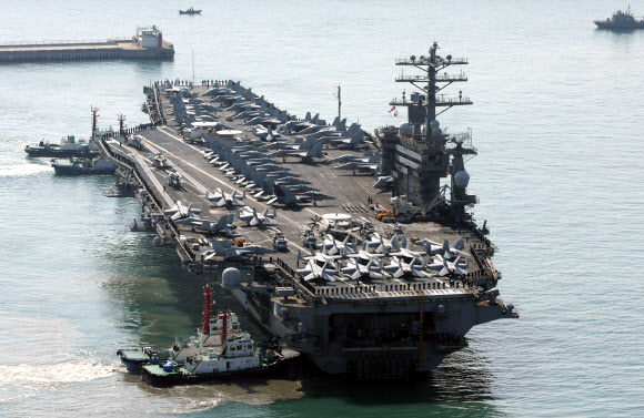 미 핵 추진 항공모함 니미츠호(CVN-68)가 28일 오전 부산 작전기지로 입항하고 있다. 니미츠호를 포함한 미 제11항모강습단은 전날 제주 남방 공해상에서 해군과 연합해상훈련을 펼쳤다. 2023.3.28 연합뉴스
