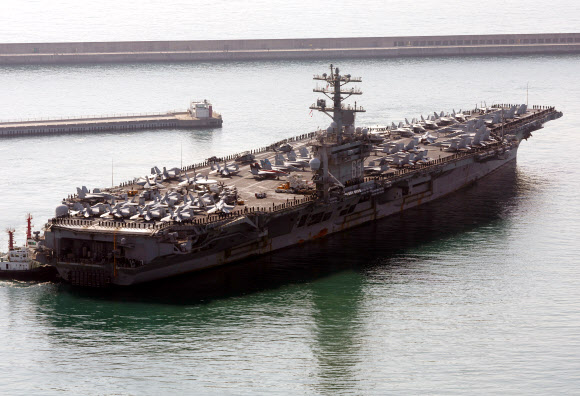 미 핵 추진 항공모함 니미츠호(CVN-68)가 28일 오전 부산 작전기지로 입항하고 있다. 니미츠호를 포함한 미 제11항모강습단은 전날 제주 남방 공해상에서 해군과 연합해상훈련을 펼쳤다. 2023.3.28 연합뉴스