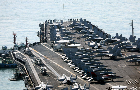 미 핵 추진 항공모함 니미츠호(CVN-68)가 28일 오전 부산 작전기지로 입항하고 있다. 니미츠호를 포함한 미 제11항모강습단은 전날 제주 남방 공해상에서 해군과 연합해상훈련을 펼쳤다. 2023.3.28 연합뉴스