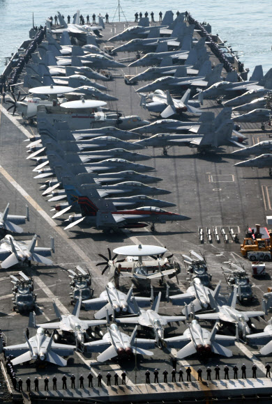 미 핵 추진 항공모함 니미츠호(CVN-68)가 28일 오전 부산 작전기지로 입항하고 있다. 니미츠호를 포함한 미 제11항모강습단은 전날 제주 남방 공해상에서 해군과 연합해상훈련을 펼쳤다. 2023.3.28 연합뉴스