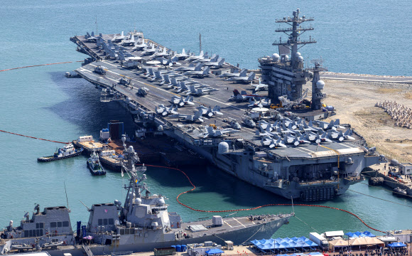 28일 부산 작전기지에 미 핵 추진 항공모함 니미츠(CVN-68)가 입항해 있다. 니미츠호를 포함한 미 제11항모강습단은 전날 제주 남방 공해상에서 해군과 연합해상훈련을 펼쳤다. 2023.3.28. 사진공동취재단