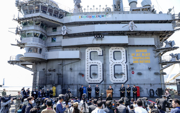 28일 부산 작전기지에 입항한 미국 핵 추진 항공모함 니미츠(CVN-68) 갑판에서 한미 기자회견이 진행되고 있다. 2023.3.28. 사진공동취재단