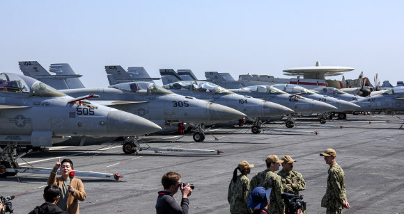 28일 부산 작전기지에 입항한 미국 핵 추진 항공모함 니미츠(CVN-68) 갑판에 F/A-18 전투공격기를 비롯한 항공기들이 서 있다. 2023.3.28. 사진공동취재단