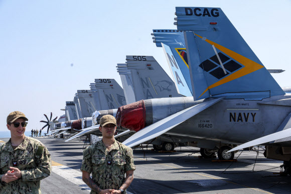 28일 부산 작전기지에 입항한 미국 핵 추진 항공모함 니미츠(CVN-68) 갑판에 F/A-18 전투공격기를 비롯한 항공기들이 서 있다. 2023.3.28. 사진공동취재단