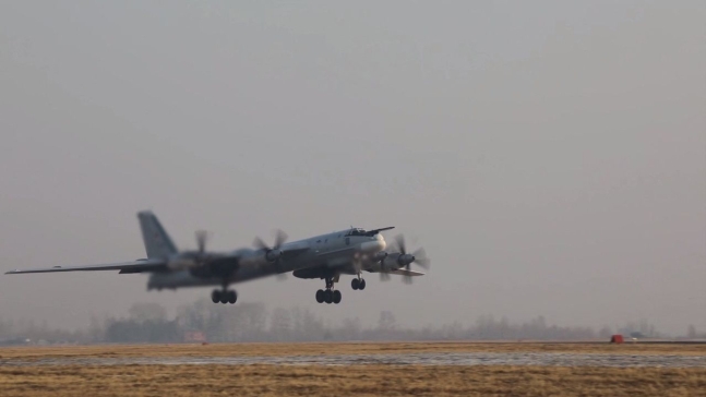 기시다 후미오 일본 총리가 우크라이나를 방문한 21일 일본해의 중립 해역 상공을 비행하기 위해 러시아 Tu-95MS 전략 폭격기가 이륙하고 있다. 2023.3.22 로이터 연합뉴스