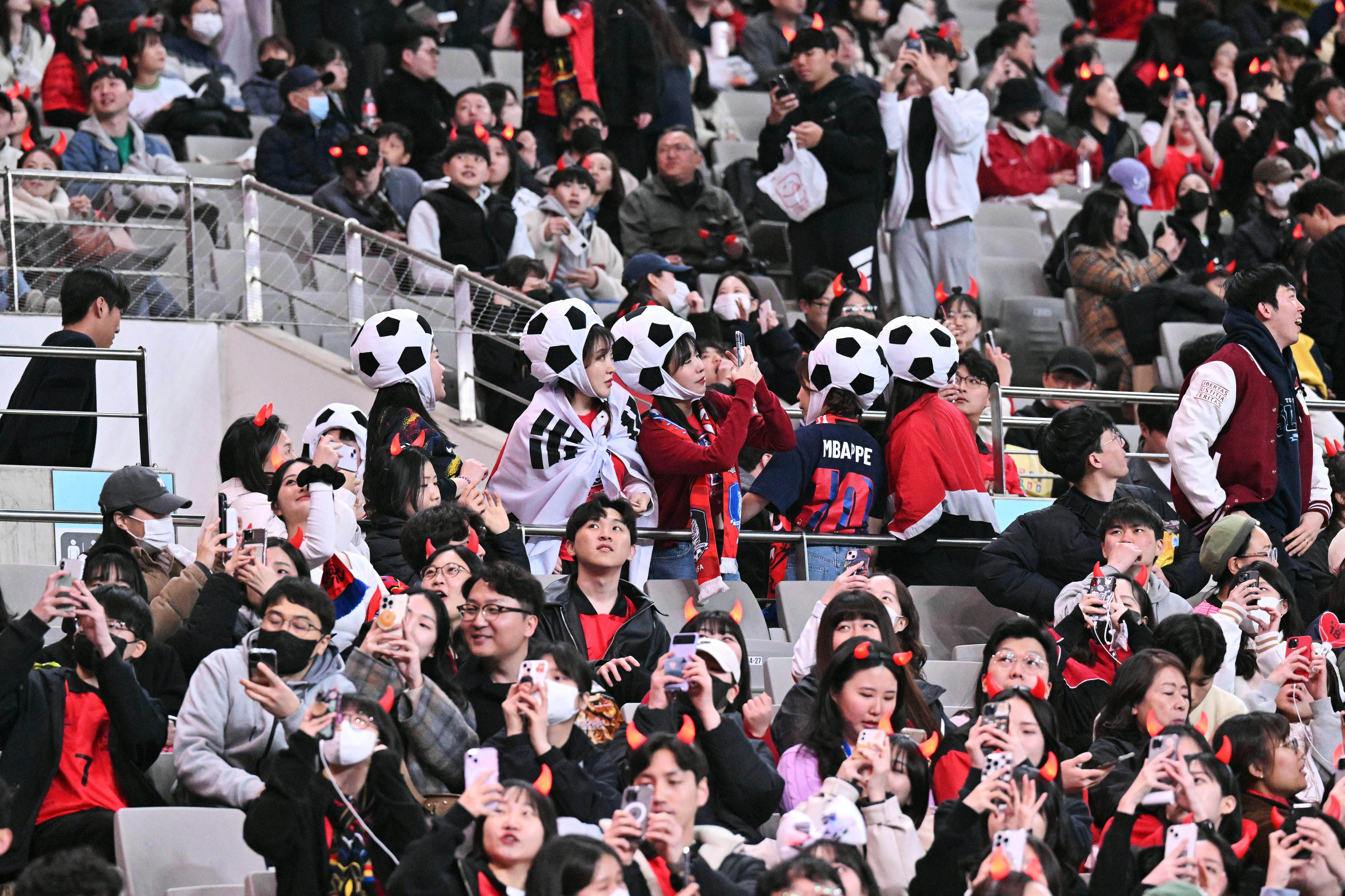 28일 오후 서울 마포구 서울월드컵경기장에서 열린 대한민국과 우루과이와의 평가전에서 응원객들이 선수들을 촬영하고 있다. 2023.3.28 홍윤기 기자