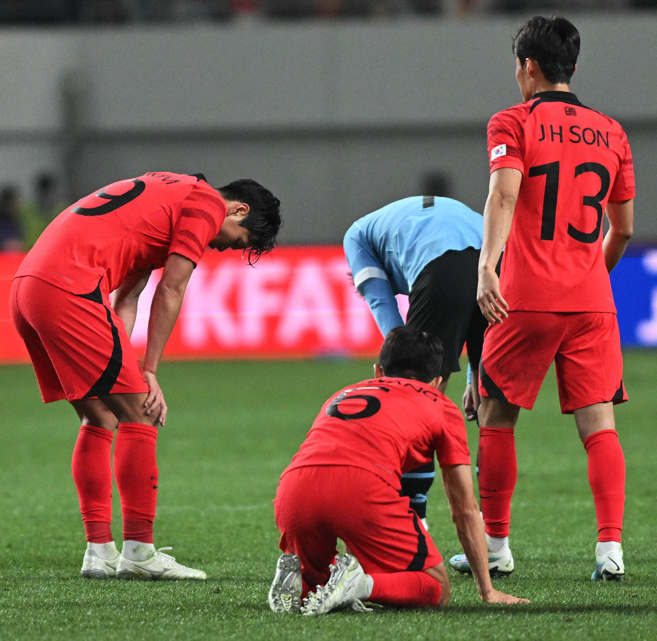 28일 오후 서울 마포구 서울월드컵경기장에서 열린 대한민국과 우루과이와의 평가전에서 한국 선수들이 경기 결과를 아쉬워하고 있다. 2023.3.28 홍윤기 기자