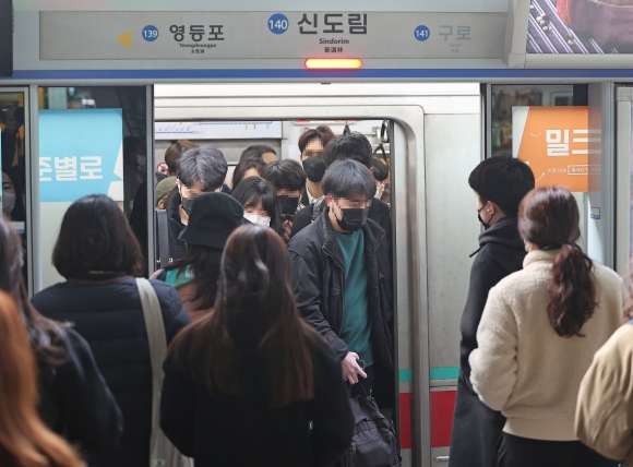서울 지하철 신도림역에서 시민들이 걸어가고 있다. 2023.3.20 연합뉴스