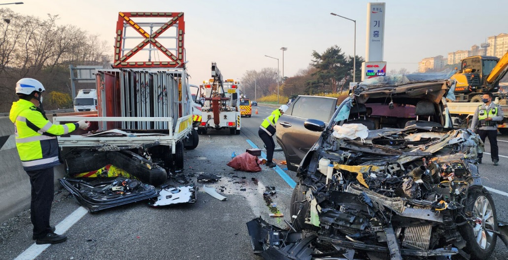 29일 오전 5시 50분쯤 용인시 기흥구 경부고속도로 부산 방면 기흥휴게소 부근에서쏘렌토 차량이 1차로에 정차 중인 공사 안내 유도차를 뒤에서 들이받아 운전자 등 3명이 숨지고 1명이 크게 다쳤다. 경기소방재난본부 제공