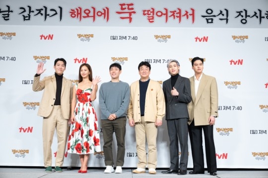 왼쪽부터 존박, 권유리, 이우형 PD, 백종원, 뱀뱀, 이장우. tvN 제공