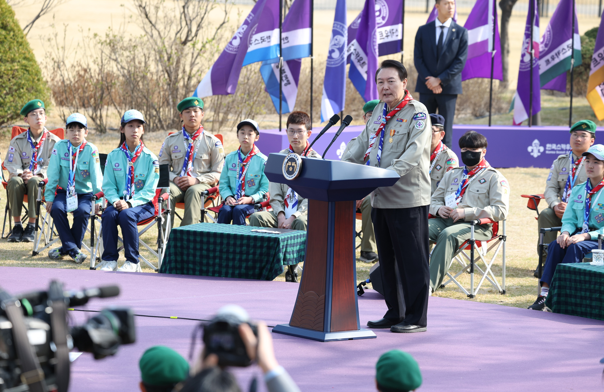 윤석열 대통령이 29일 용산 대통령실 청사에서 열린 한국스카우트연맹 명예총재 추대식에서 수락 인사말을 하고 있다.  스카우트 대원 출신인 윤 대통령은 이날 대한민국 대통령 중 처음으로 한국스카우트연맹 명예총재로 추대됐다. 연합뉴스