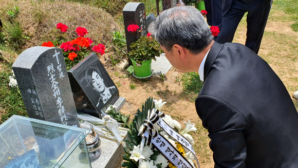 29일 오전 광주 북구 민족민주열사 묘역에서 노태우 전 대통령의 아들 재헌 씨가 고(故) 이한열 열사의 묘를 참배하고 있다. 2020.5.29 노재헌 씨 측 제공